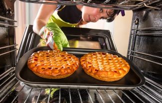 4 Cara Menggunakan Oven Listrik untuk Hasilkan Kue yang Sempurna